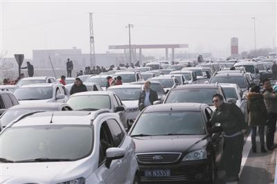 达10公里 正月十五前不会爆堵AG真人百家乐京港澳高速拥堵(图1)